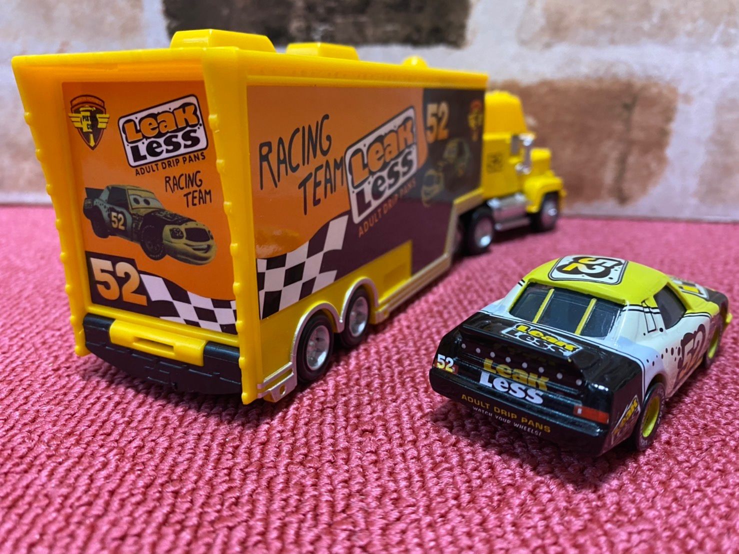 新品 カーズ リークレスNO.52 LEAK LESSトレーラーダイキャストカー