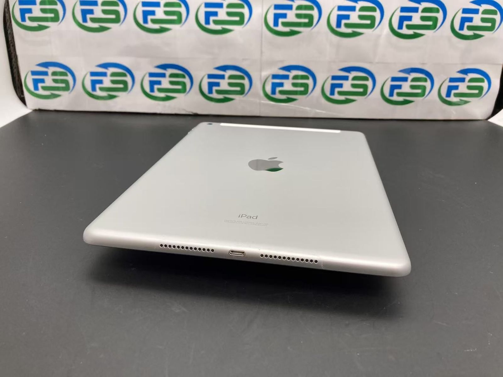 美品 iPad 第7世代 32GB シルバー SIMフリー 外観きれい 美品 iPad 第7世代 32GB シルバー SIMフリー 外観きれい