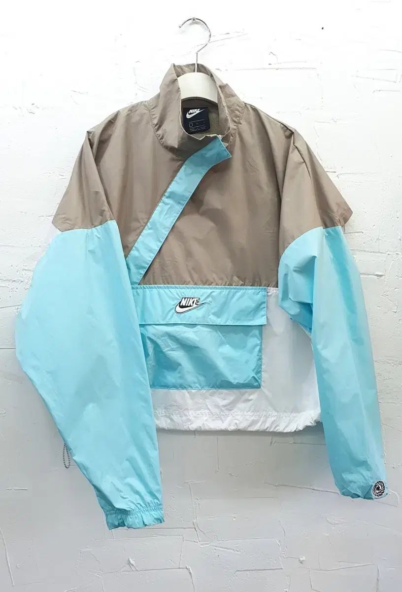 【極美品】NIKE　トレーニングセットアップ　ウィンドブレーカー　アノラック NIKE(ナイキ) オーバーサイズ クロップド アノラック ウィンド