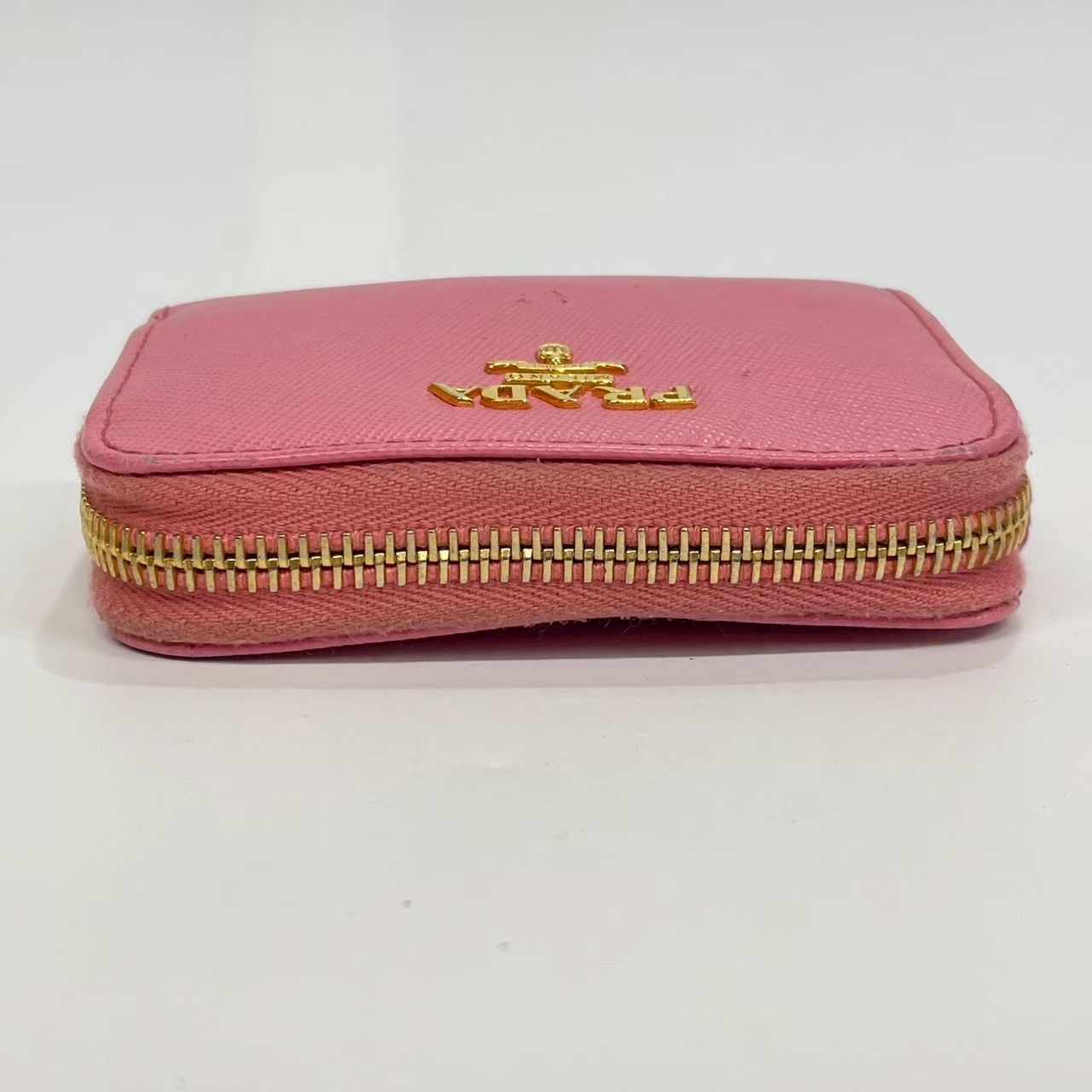 PRADA ハーフムーン フラップコインケース 小銭入れ 型押ロゴ サフィアーノ サフィアーノ PRADA(プラダ) コインケース・小銭入れ(レディース
