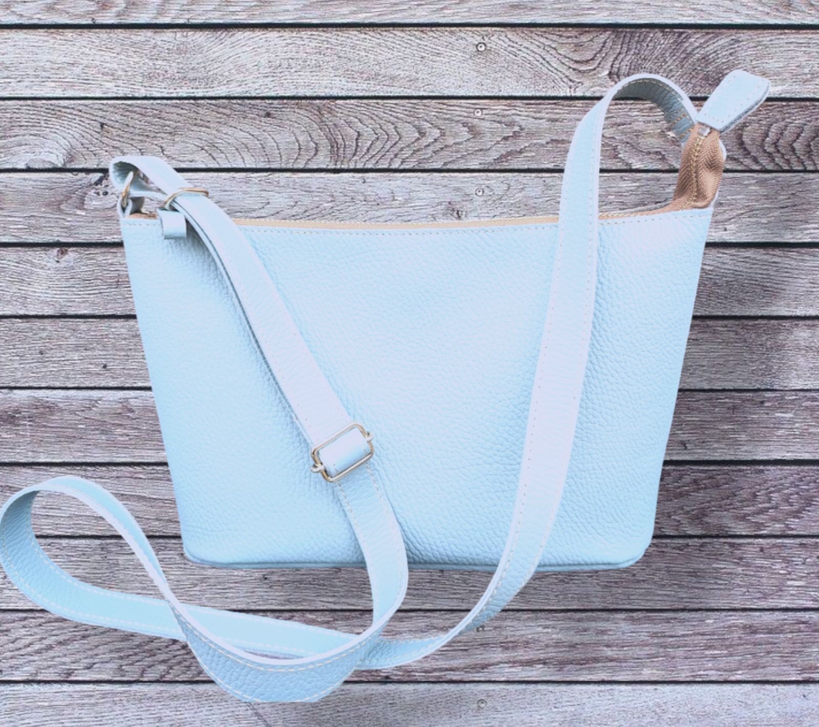 本革ショルダーバッグ 小ぶりで大容量