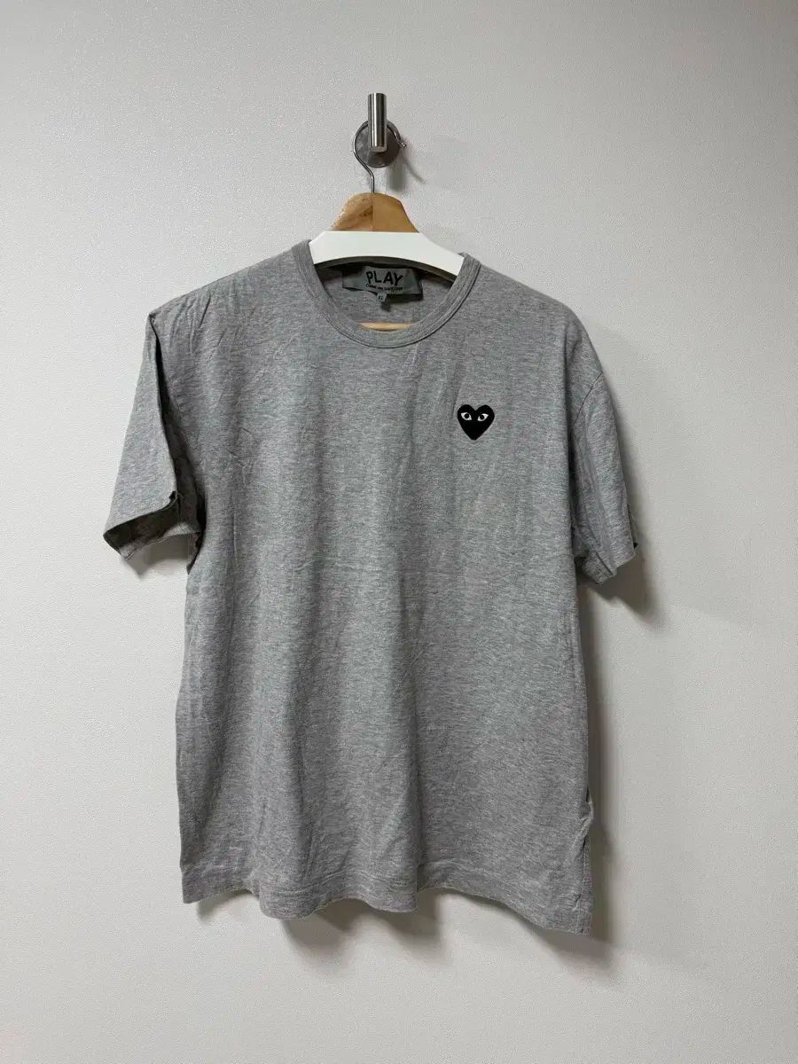 COMME des GARCONS(コム・デ・ギャルソン) プレー グレー 半袖T