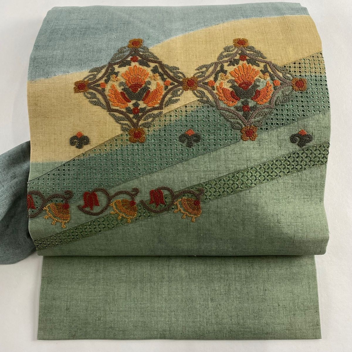 在庫一掃】 名古屋帯 名品 草花 刺繍 よもぎ色 正絹 【中古】 - メルカリ 