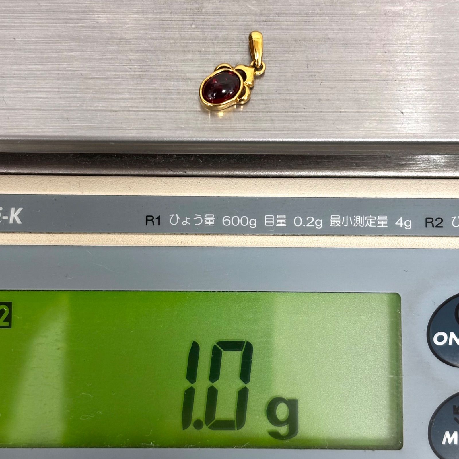 18金と赤石のチャーム 使用貴金属