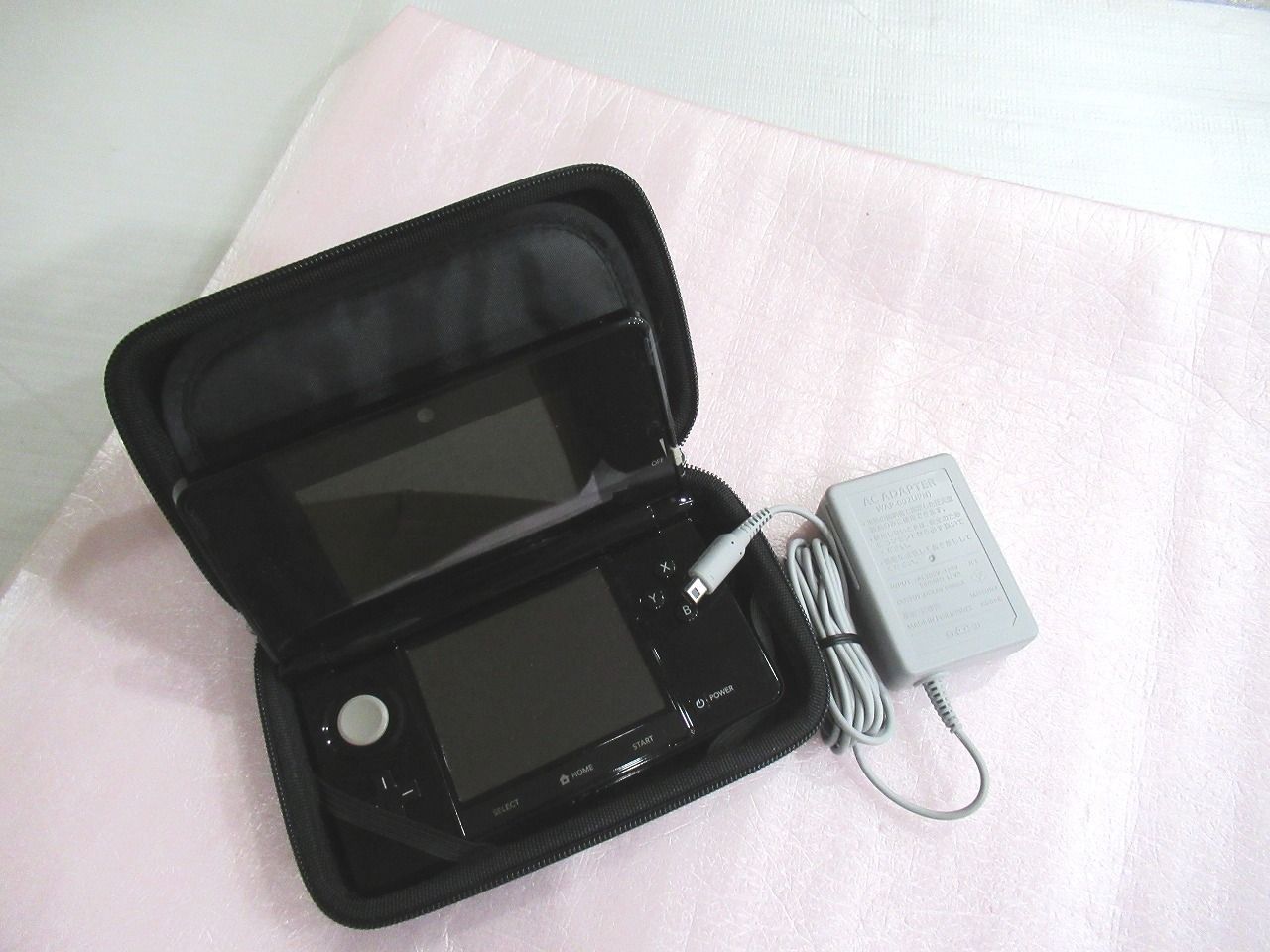 ニンテンドー 3DS ブラック 本体 4GBメモリーカード＆アダプター付き ソフトもしまえるケースもおまけ