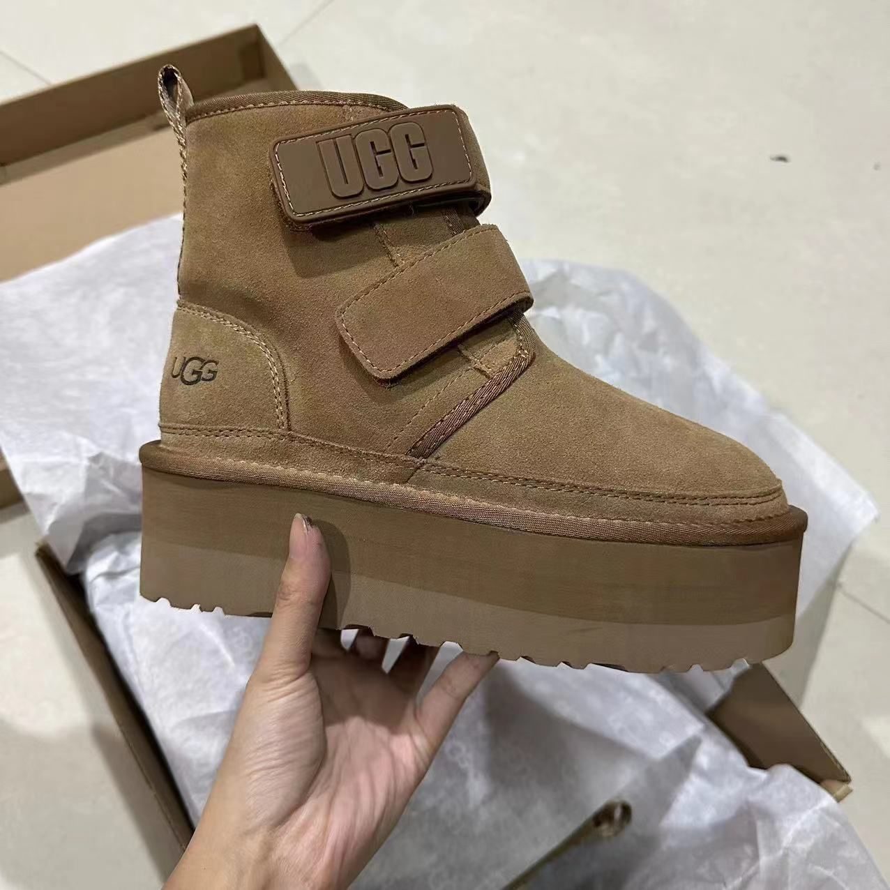 新品】 送料込みメルカリ便 UGG ロゴ 厚底 マキシ 約24㎝ サンダル