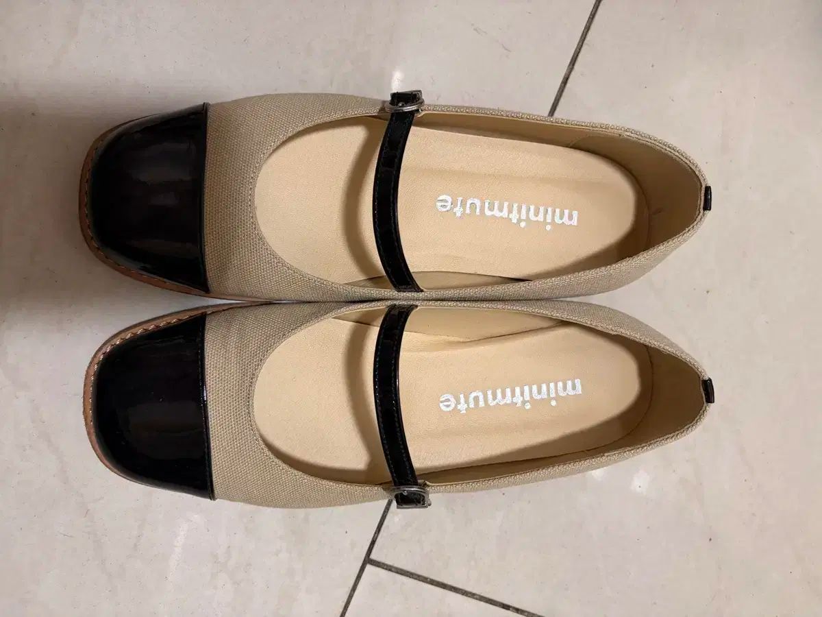 フラットシューズ