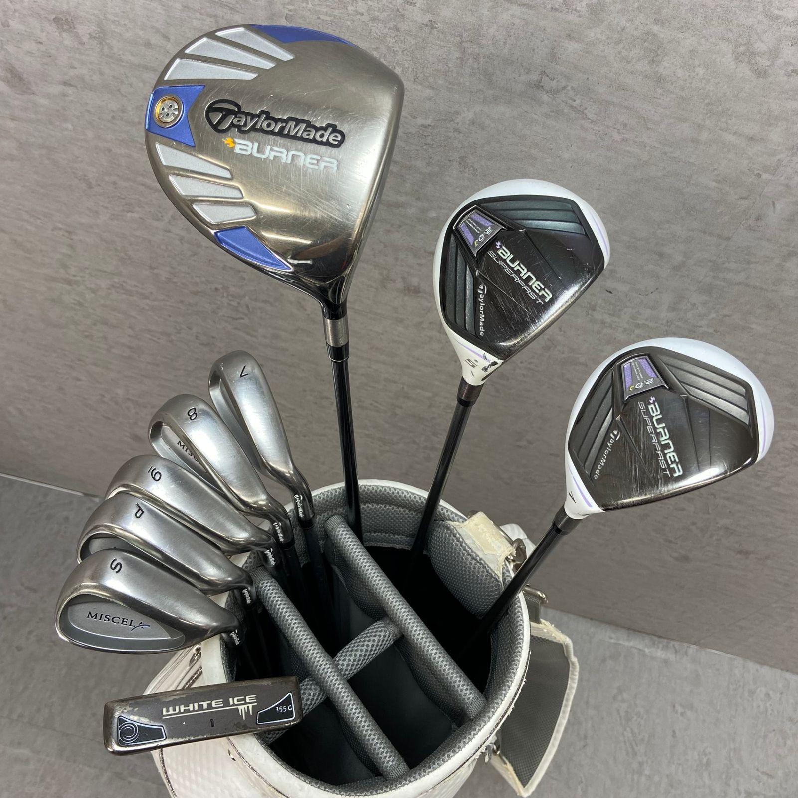 TaylorMade - TaylorMade　テーラーメイド　XXIO　ゼクシオ　レディースゴルフ9本セット　カーボン　Ｌ　右利き用　キャディバッグ　初心者おすすめ TaylorMade テーラーメイド XXIO ゼクシオ レディースゴルフ9本