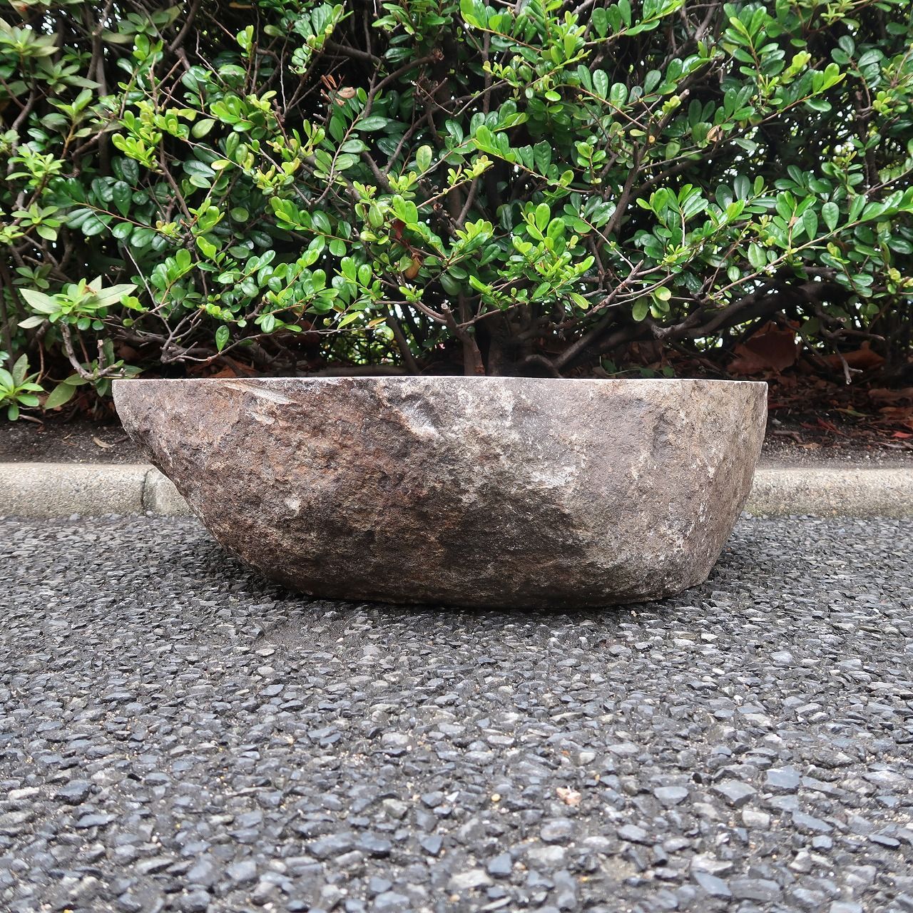 天然石をくり抜いた手水鉢 リバーストーン L 54 X 44 つくばい 睡蓮鉢 すいれん鉢 メダカ鉢 石材 ガーデン 坪庭 筧 県 配送不可 250933