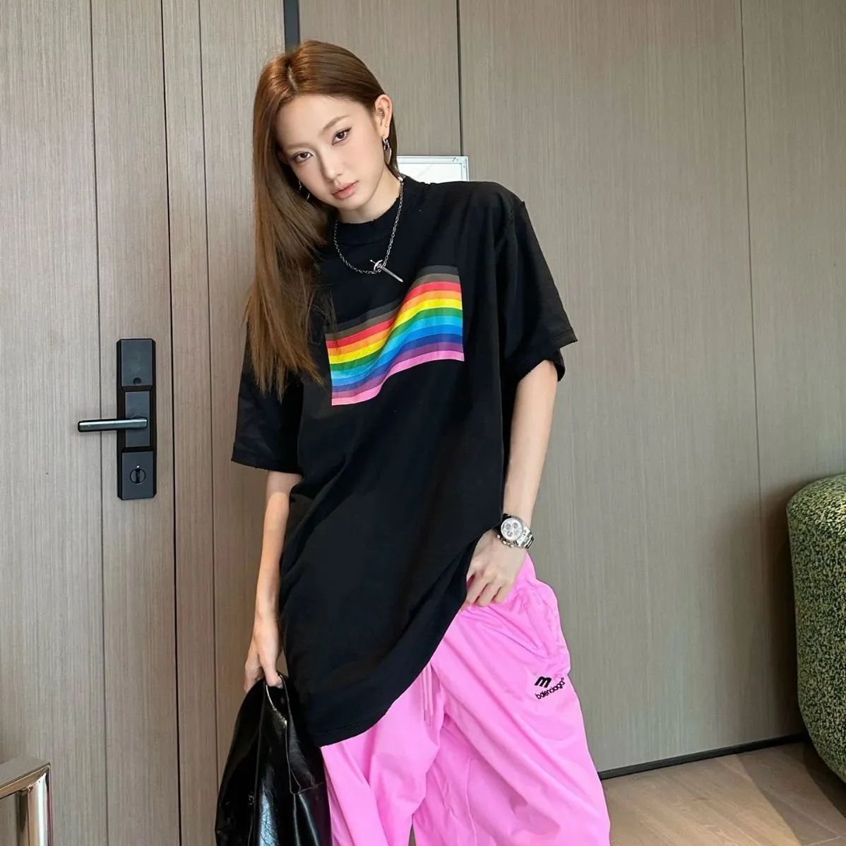 バレンシアガBalenciaga レインボーフラッグフラワーリバースTシャツ半袖 - メルカリ