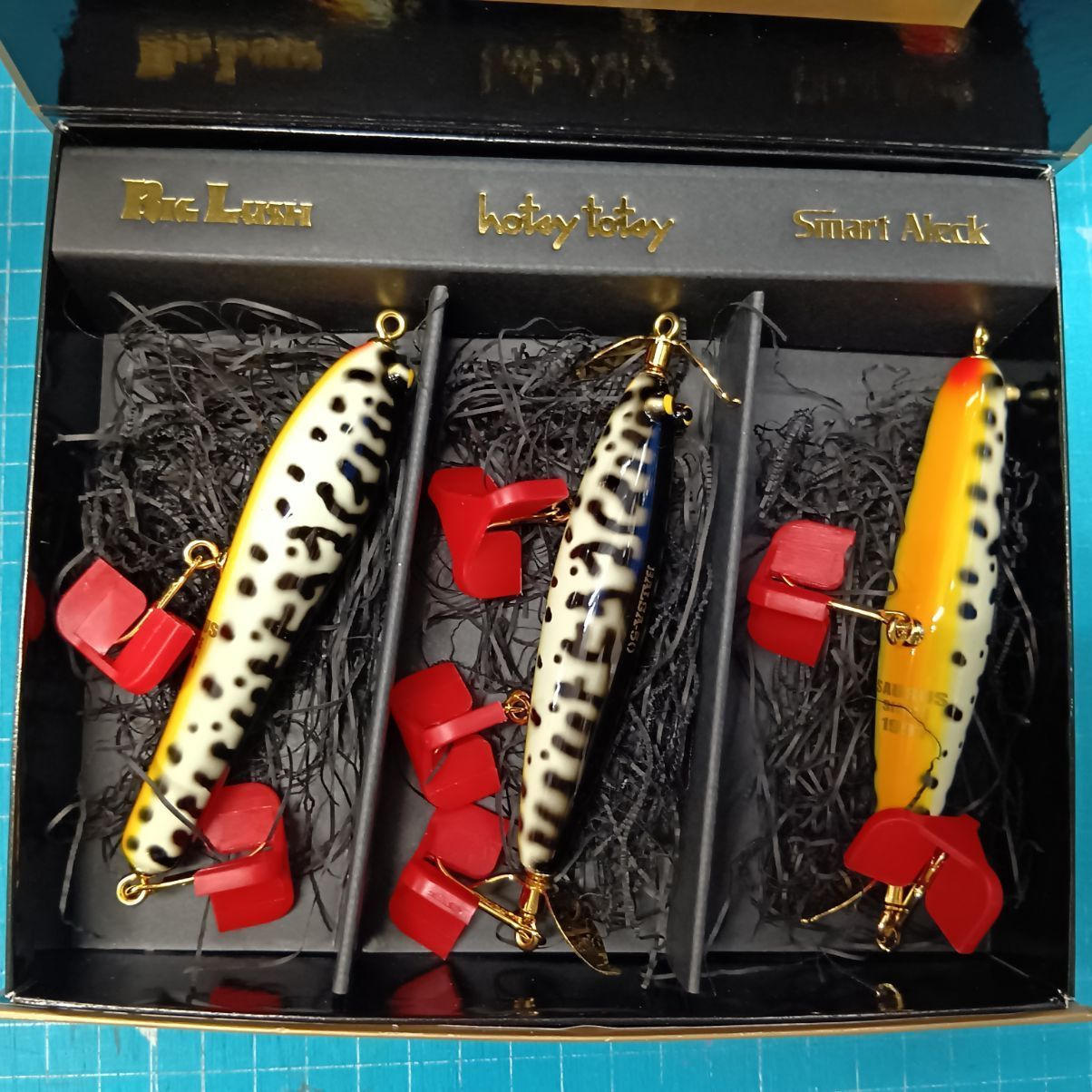 釣具いちばん館大宮宮原店 店舗併売 SAURUS ザウルス 10th ANNIVERSARY BOX バルサ50 記念モデル