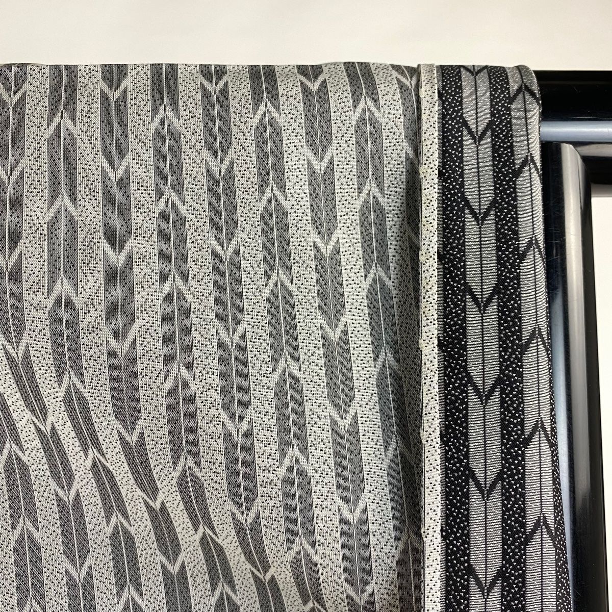 お召 身丈161.5cm 裄丈68cm L 単衣 縞 矢羽 灰色 正絹 逸品 【中古  