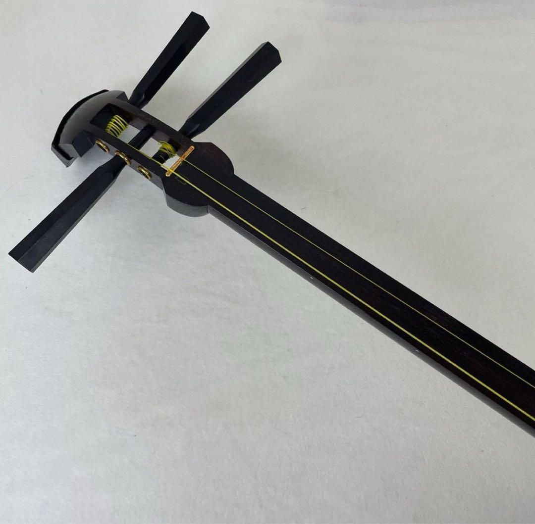 【子持ち綾杉胴】　中棹三味線 東さわり 黒木 1枚溝 付属品多数 ハードケース付 希少 子持ち綾杉胴 中棹三味線 東さわり 黒木 1枚溝 付属品多数