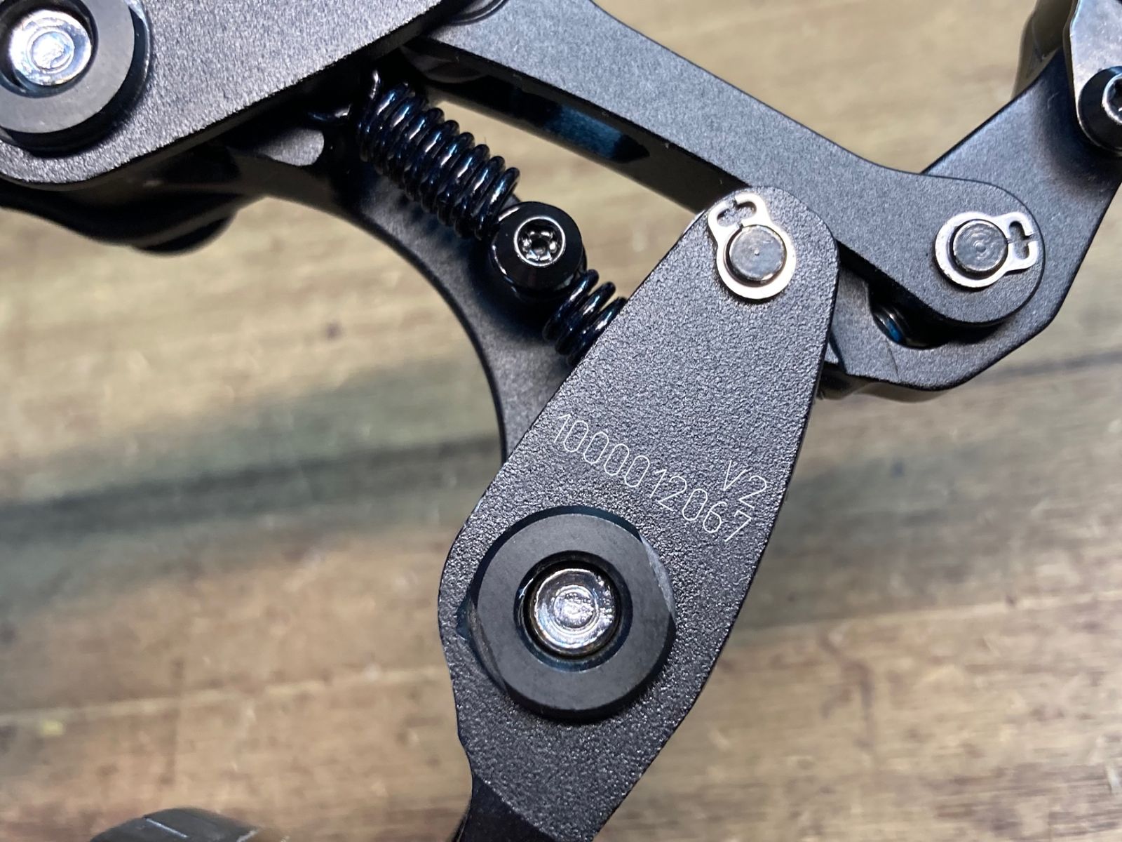 ワイヤー固定パーツ