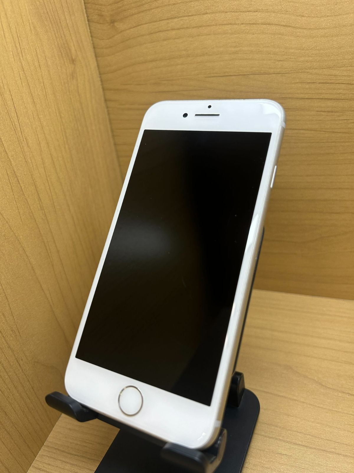 61637】【SIMロック解除済】iPhone 8 64GB au シルバー (61637