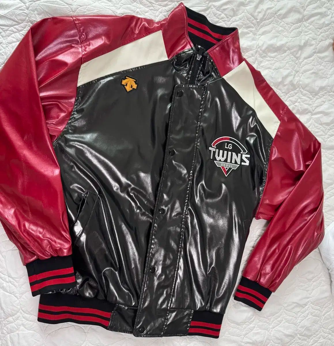 LG TWINS ツインズ デサント₍DESCENTE アセンティック 秋冬 光沢のあるジャンパー サイズ 120