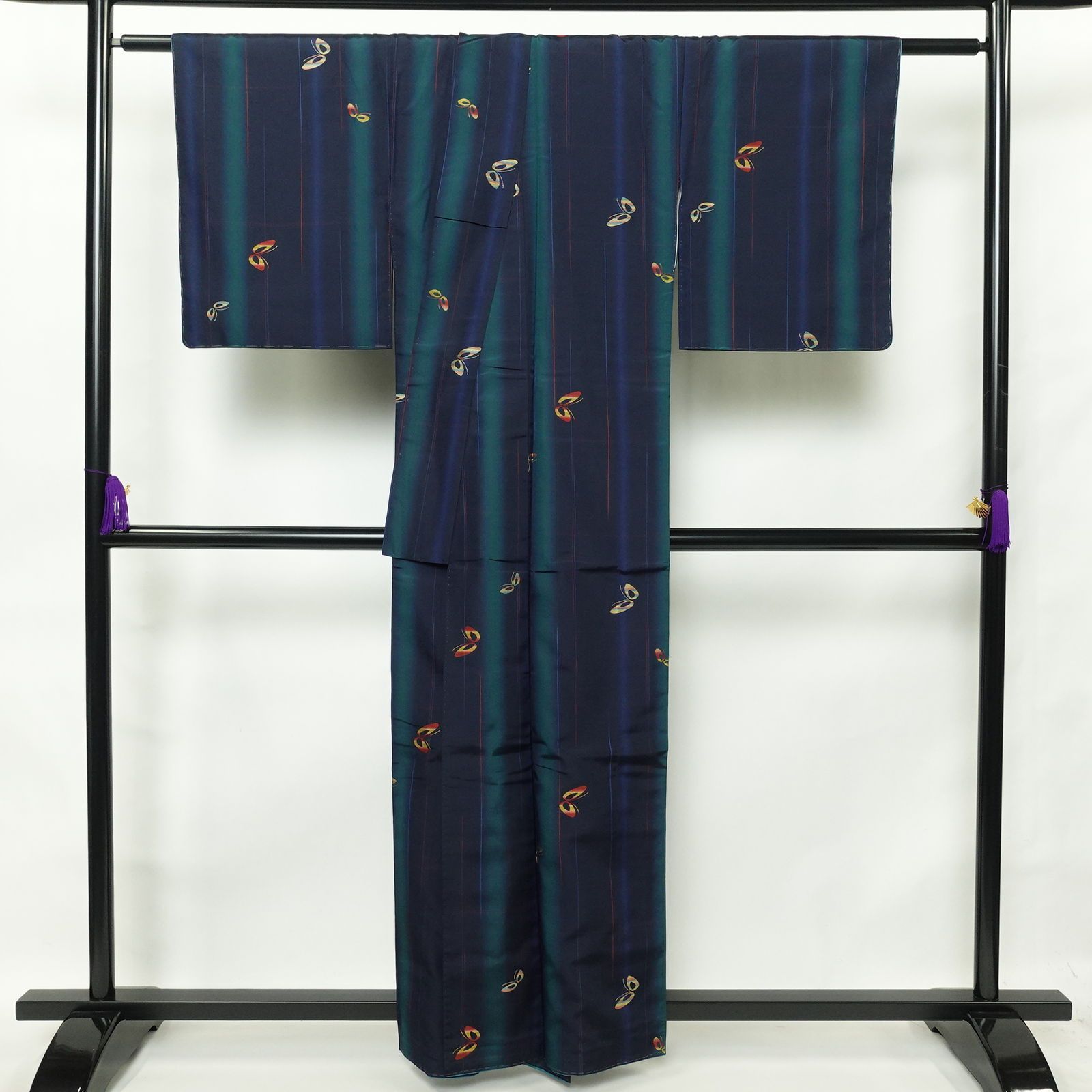 正絹 紋意匠 無地紬 袷 チャコールネイビー 辻が花 ガード加工済 しつけ糸付き 中古 紬 美品 しつけ糸付き 正絹 蝶・昆虫柄 袷仕立て 身丈159cm 裄丈