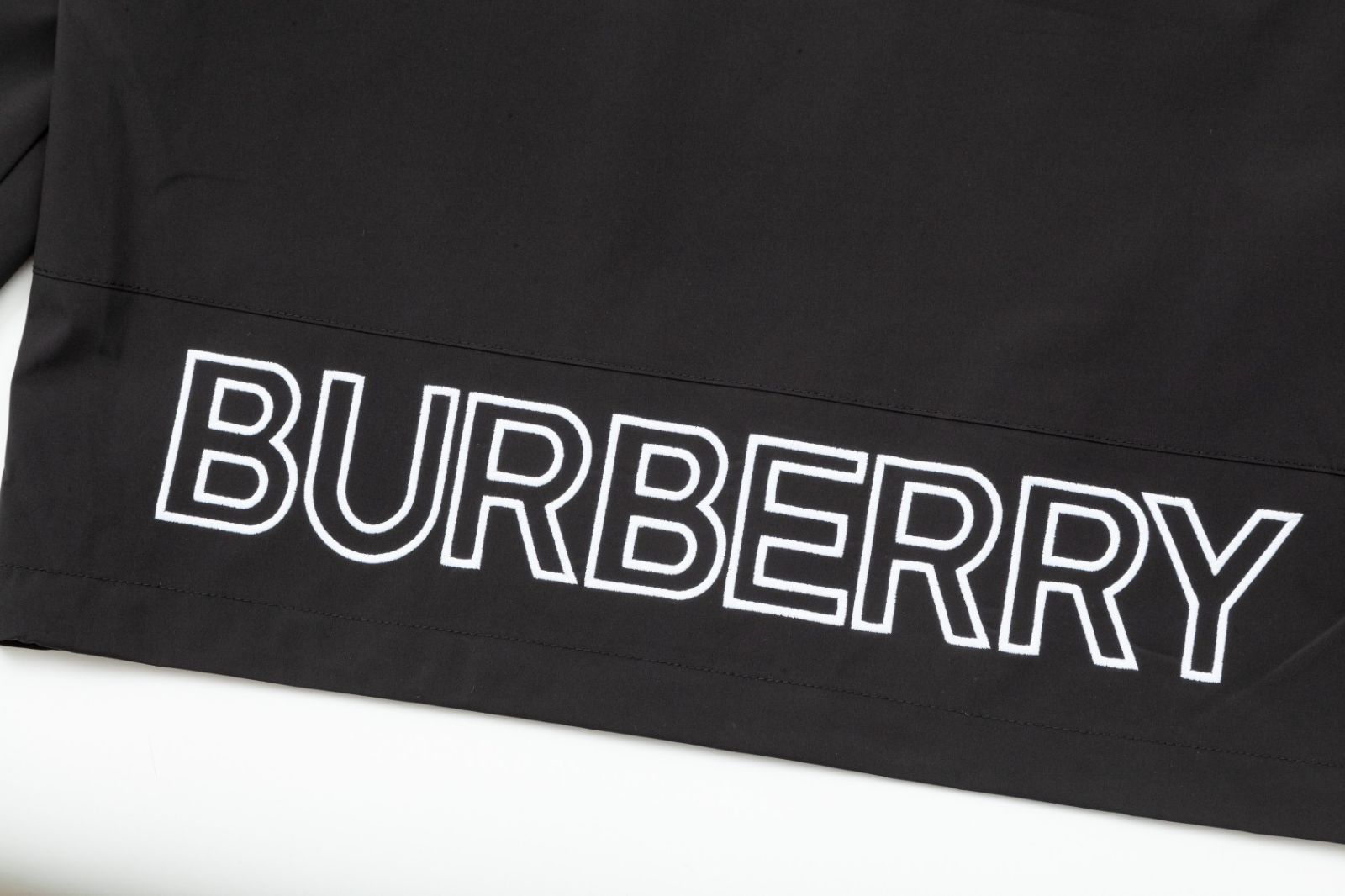 【関税込み】Burberry ブラック EKD 刺繍 フーディ BURBERRY】関税込☆EKD刺繍入り ジャケット ブラック