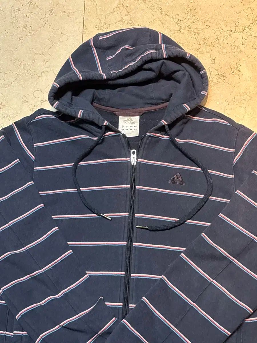 ヴィンテージ adidas ストライプ ジップアップパーカー フード付き S ー ショック ここです