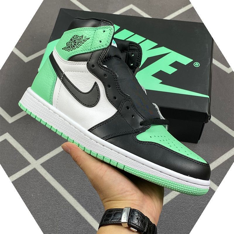 本日の新品は未使用です Nike Jordan Air Jordan 1 High OG“Green Glow” 並行輸入品【DZ5485-612】  - メルカリ