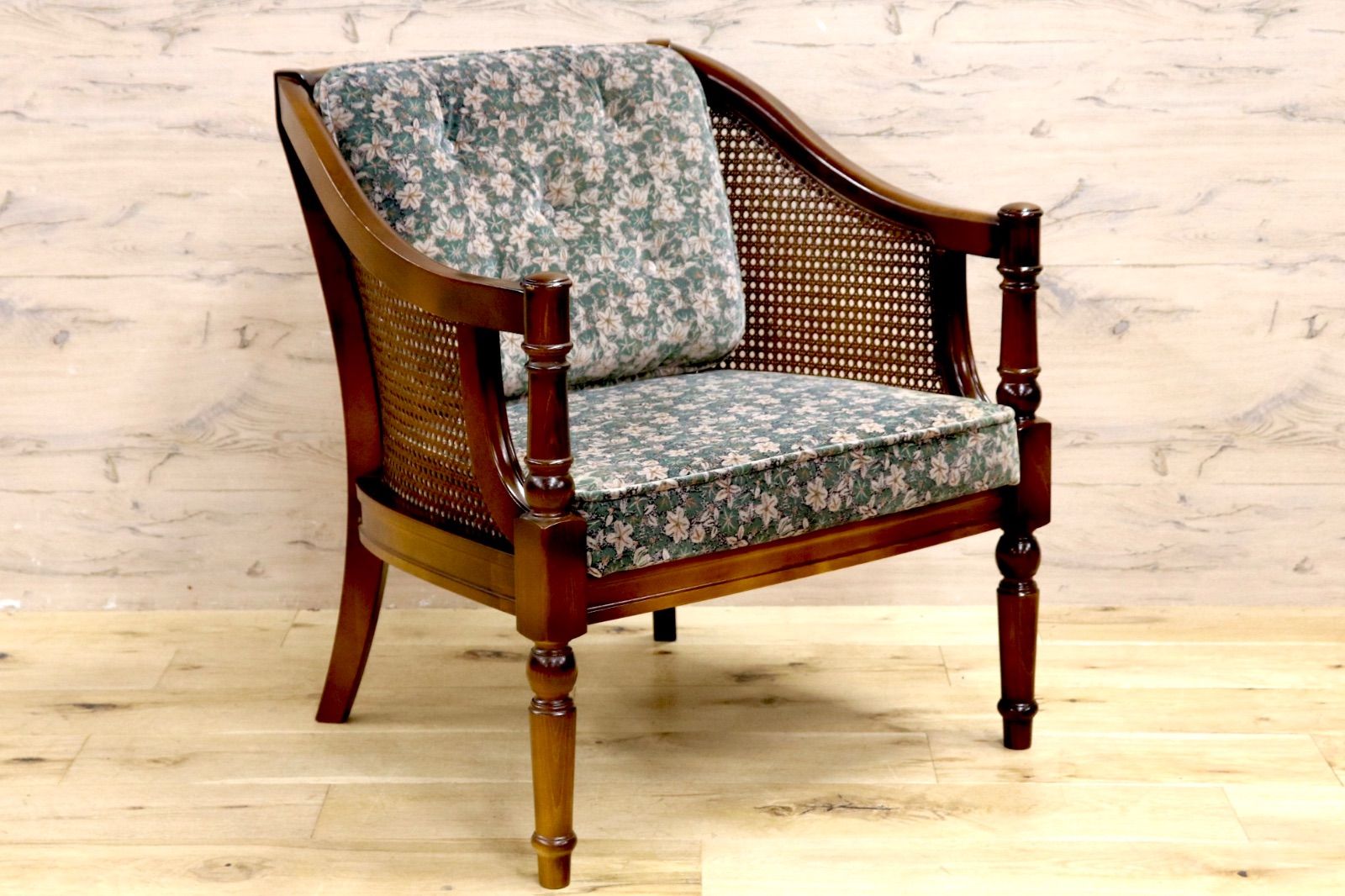 GMIS279A karimoku カリモク コロニアル アームチェア 椅子 ラウンジチェア シングルソファ ラタン 国産家具 レトロ ヴィンテージ