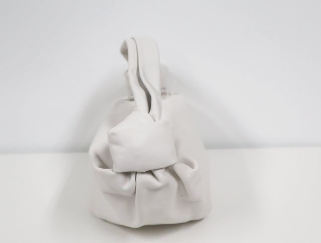 ボッテガヴェネタダブルノット白バッグ