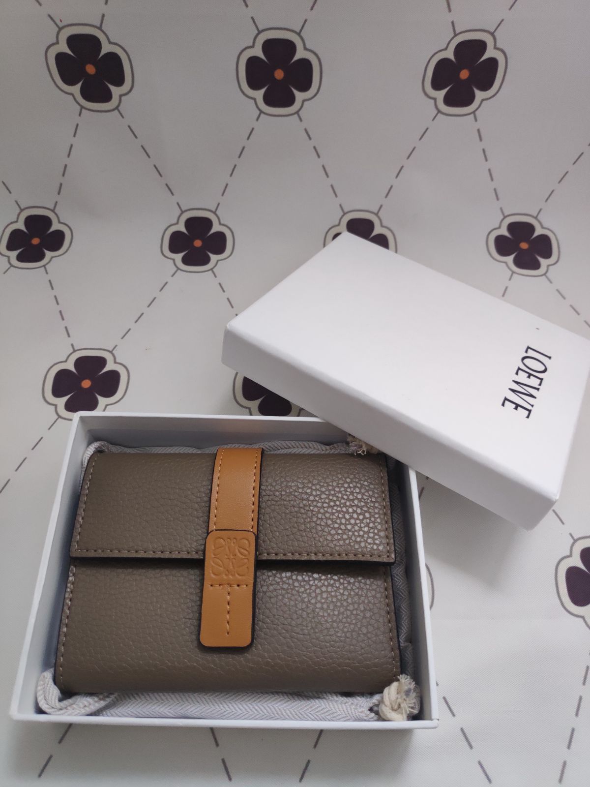 LOEWE✨ いとおしく 三つ折り財布 スモールバーティカルウォレット  