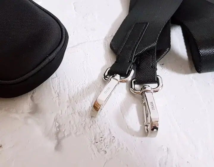 歓喜の トライアングルロゴ Re-Nylon メッセンジャーバッグ クロスバッグ サングラス