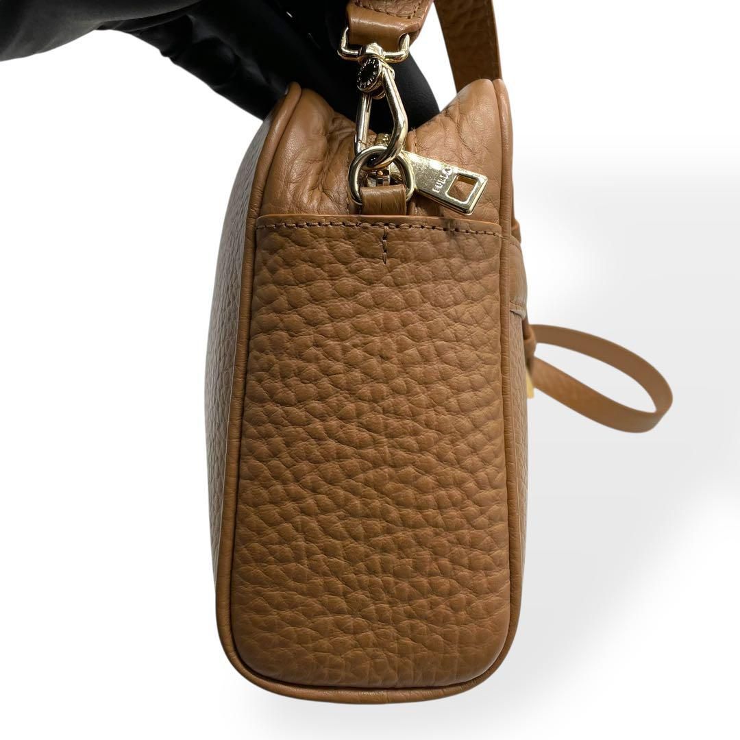 極美品　FURLA アヴリル ショルダーバッグ カメラバッグ 斜め掛け シボ革 極美品 FURLA アヴリル ショルダーバッグ カメラバッグ 斜め掛け