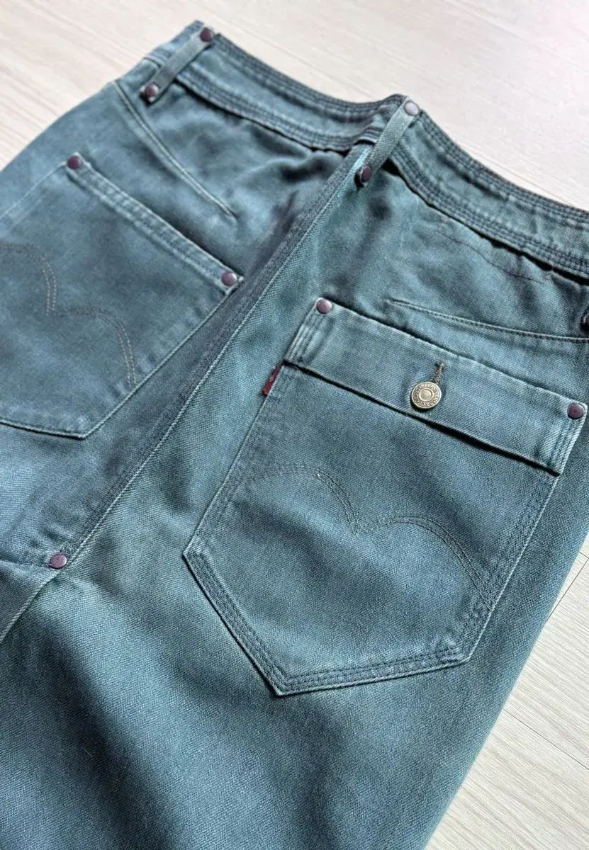LEVIS RED