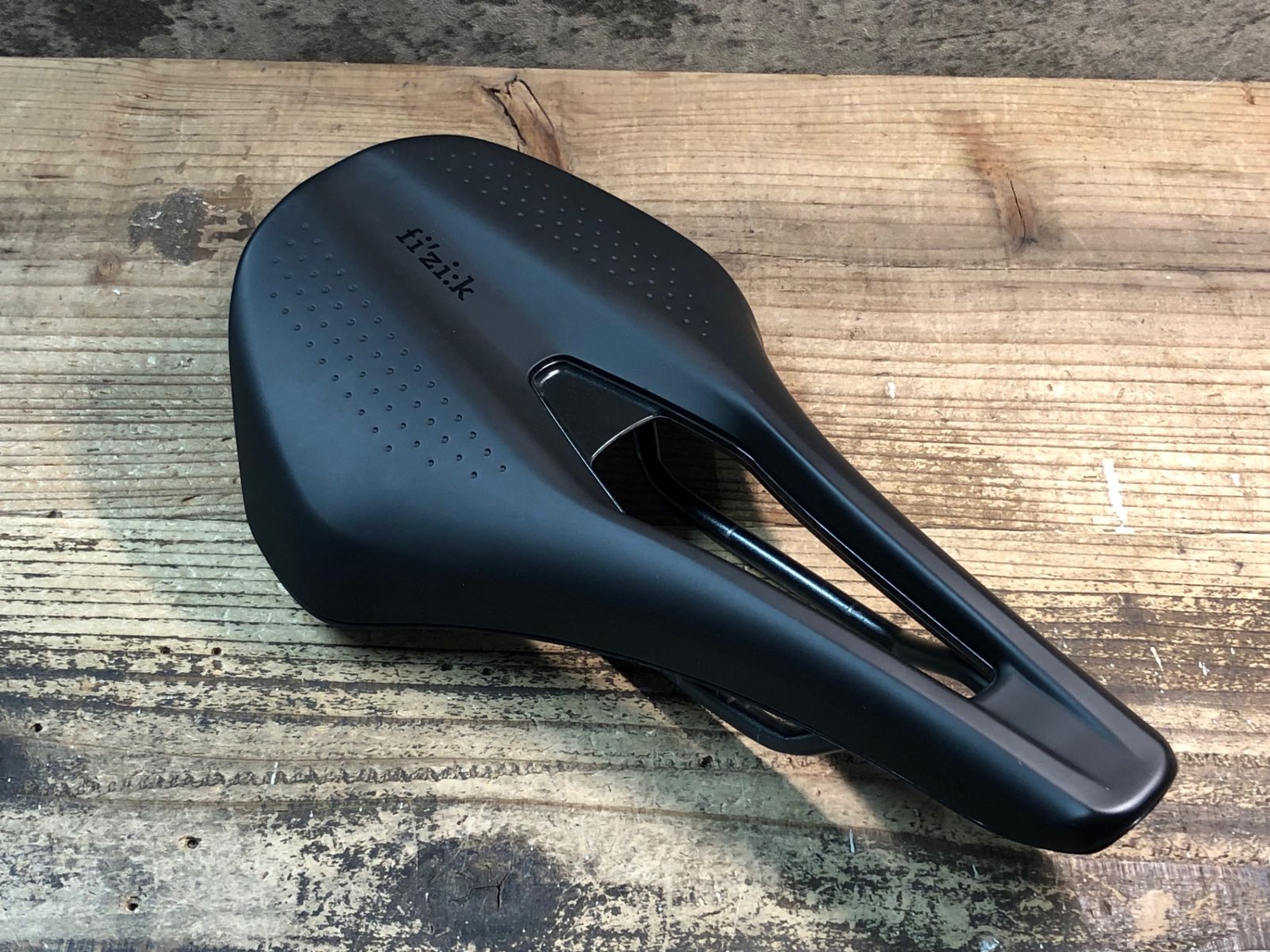 JN133 フィジーク fizik TEMPO ARGO R3 サドル 黒 150mm kiumレール