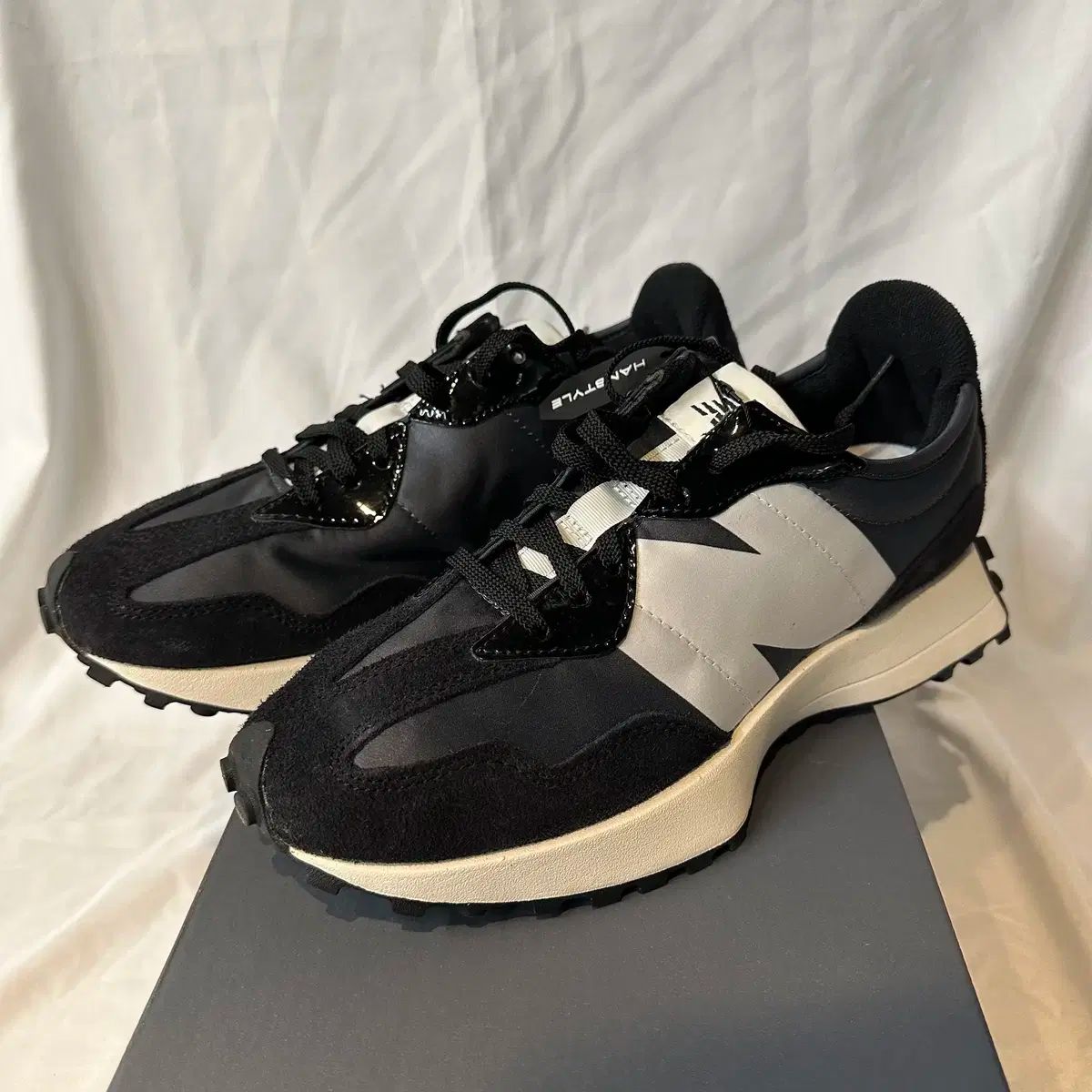 【雷市場（ポンジャン）商品韓国直送】 New Balance(ニューバランス) ランニングシューズ スニーカー グレー 黒 白 WS327SFC 255