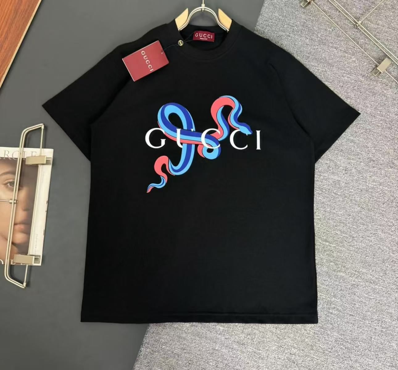 GUCCI カラフルロゴ ブラック Tシャツ