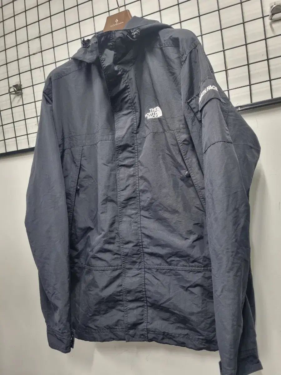 THE NORTH FACE ウィンドブレーカー110 美品 THE NORTH FACE ウィンドブレーカー未使用タグ付き UVウェア110