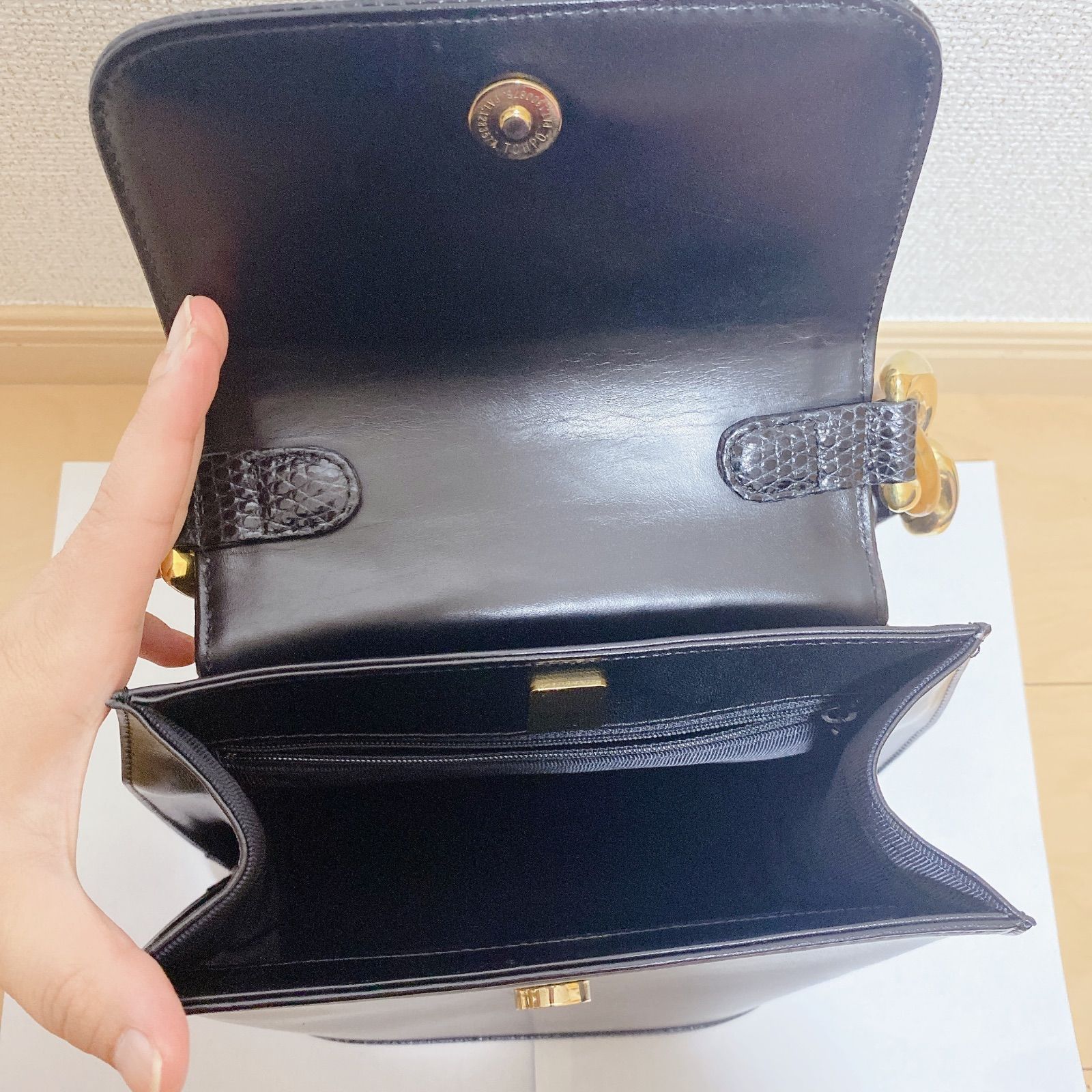 ungaro 【ウンガロ】 ハンドバッグ レザー ブラック 美品 - メルカリ ungaro 【ウンガロ】 ハンドバッグ レザー ブラック 美品 - メルカリ