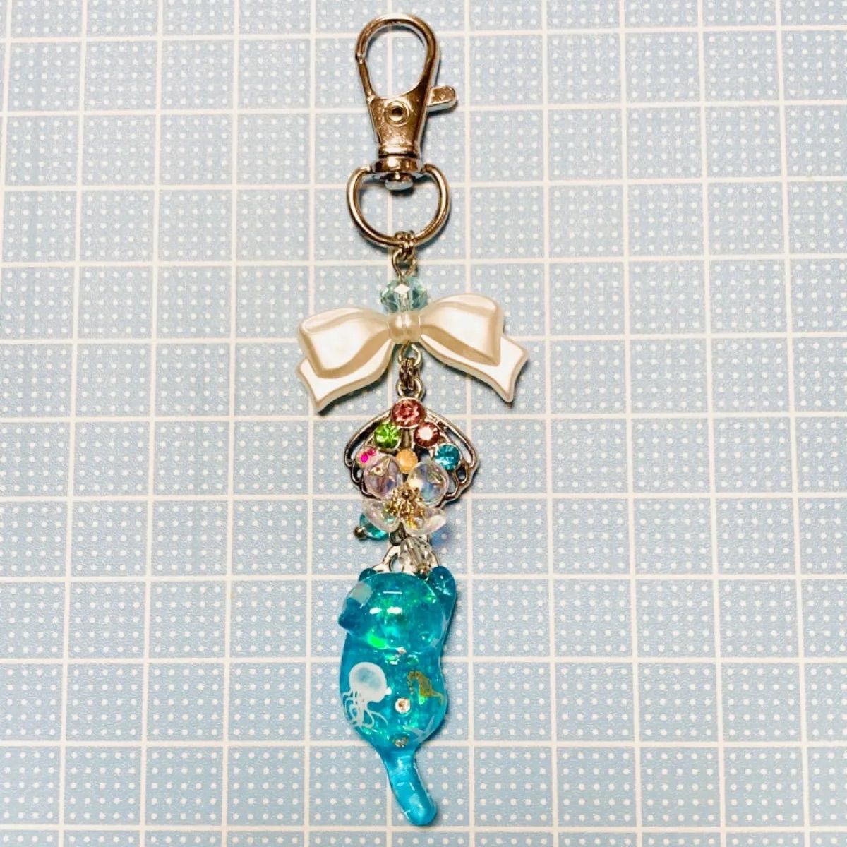 ハンドメイド リボン&シェルとレジンじゃれ猫(セルリアンブルー 