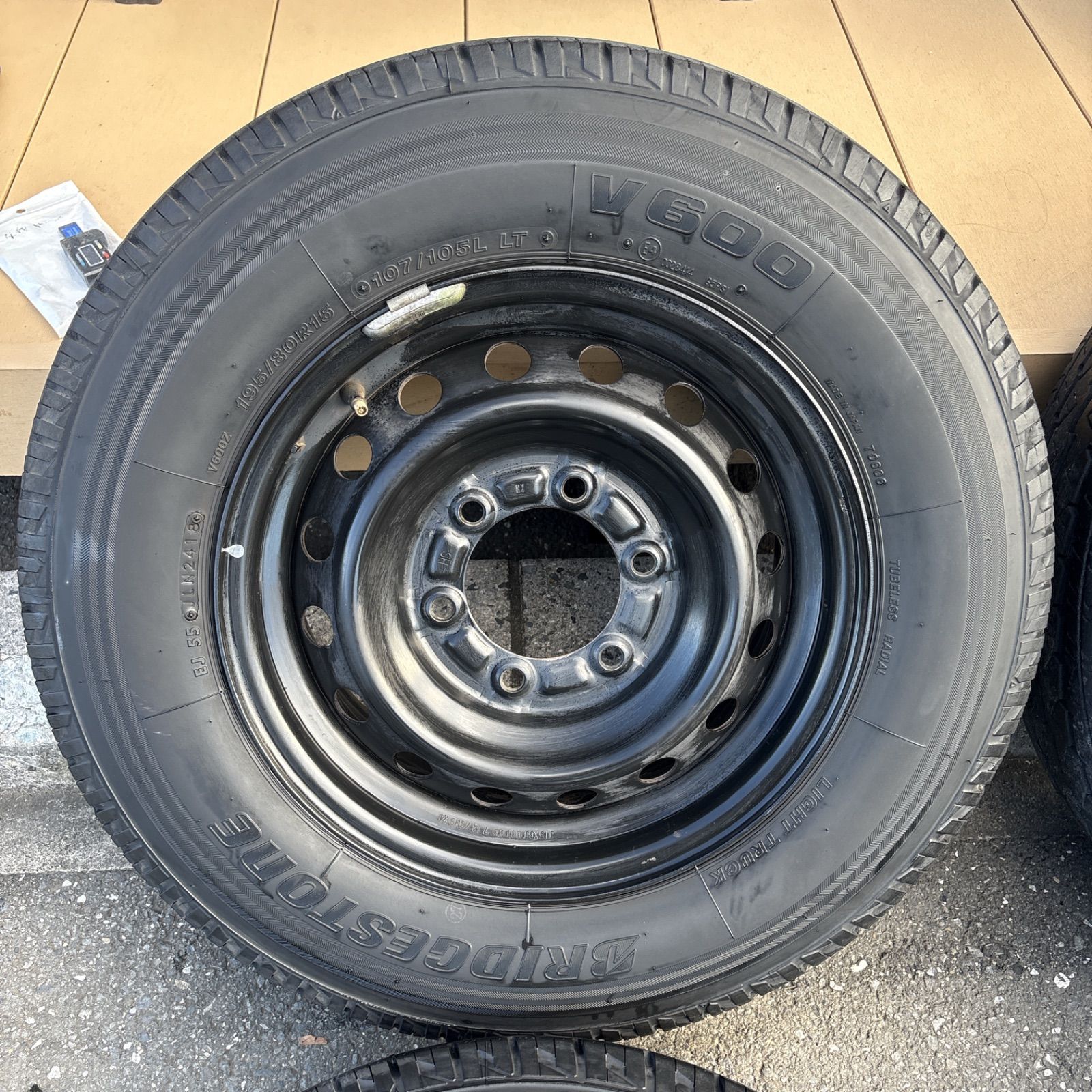 【バリ溝！】ハイエース 195/80R15 107L タイヤホイールセット ハイエース200系用 195/80R15 107/105L LT スタッドレスタイヤ