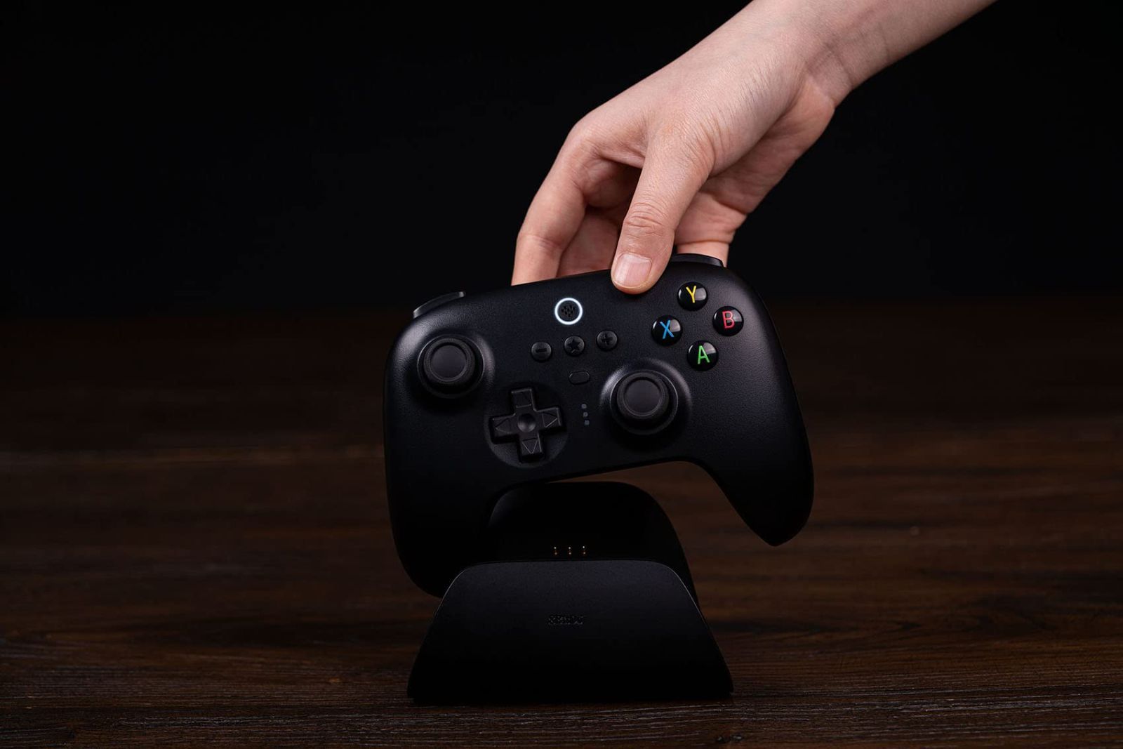 PC用の充電ドックを備えたゲームコントローラー