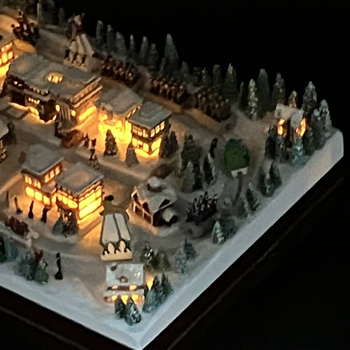 トーマスキンケード クリスマス スキーリゾート ライトアップ ジオラマ 雪化粧 トーマスキンケード クリスマス スキーリゾート ライトアップ ジオラマ