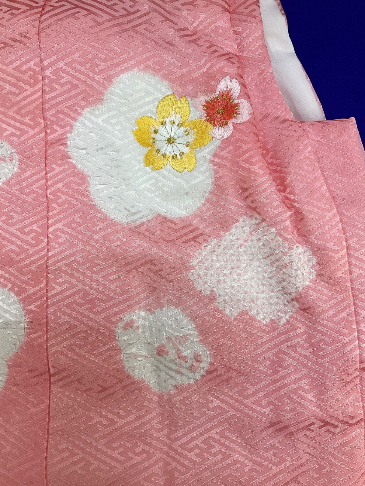 七五三 三歳用 被布コート 正絹 綸子 小絞り入り 刺繍 桜 鈴 ピンク色
