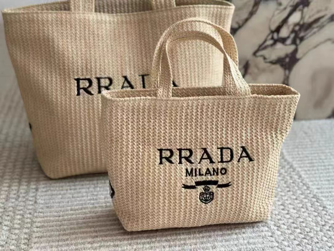 PRADA わら編みバッグベージュ