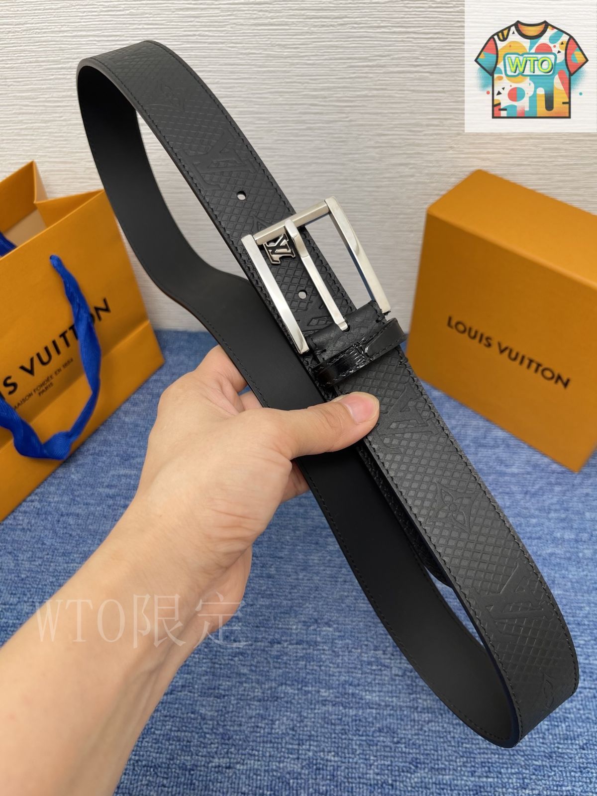 ルイ・ヴィトン黒いレザーエンボスロゴベルト　週末限定値下げ imgrc0094137582.jpg