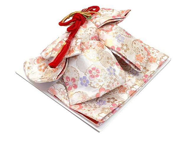 薄ピンク 椿と雪輪