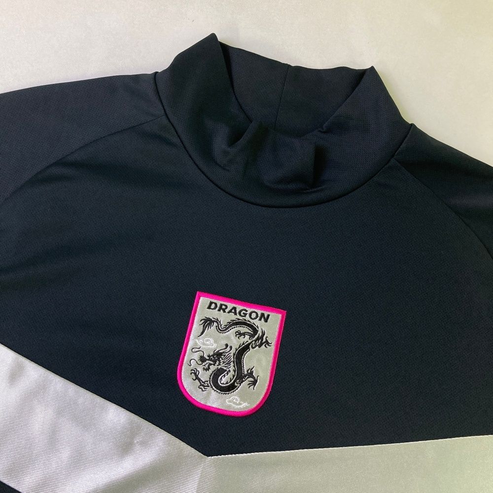 サイズ：2 DANCE WITH DRAGON ダンスウィズドラゴン  モックネック 半袖Tシャツ  ブラック系 [240101485394] ゴルフウェア メンズ ストスト サイズ：2 DANCE WITH DRAGON ダンスウィズドラゴン モック