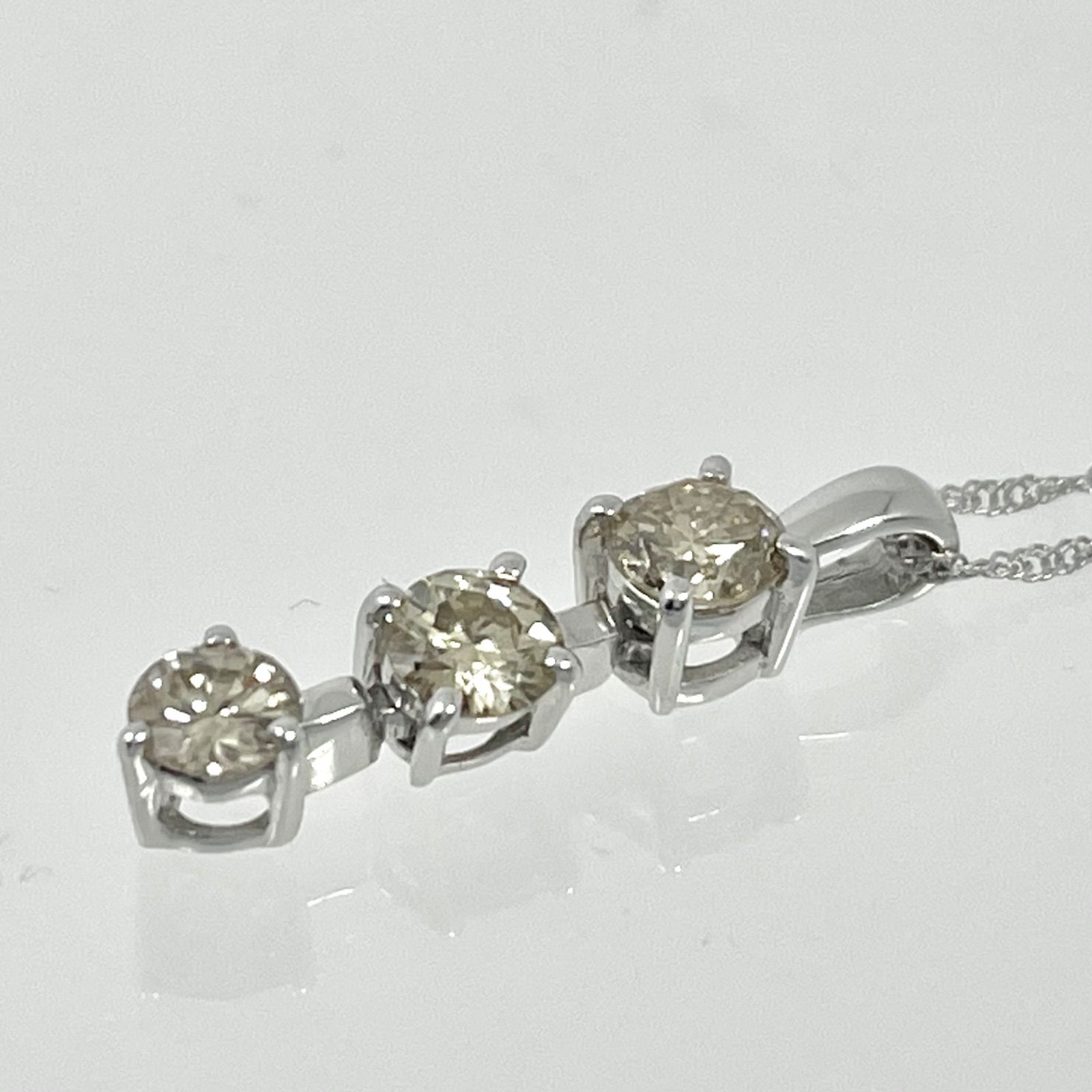 ダイヤ ネックレス K18WGプラチナ 3石 ダイヤモンド D0.50ct - メルカリ