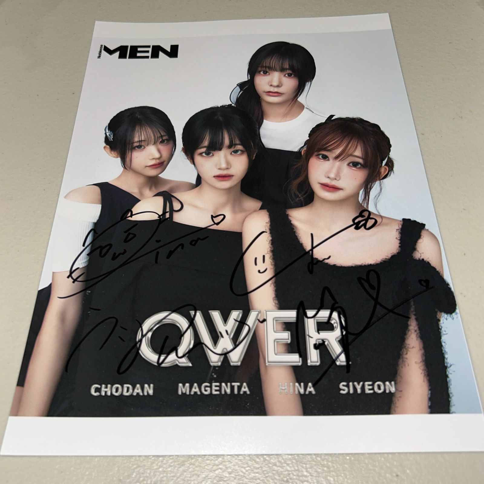 QWER 直筆サイン スチール写真(A4サイズ) QWER 直筆サイン スチール写真(A4サイズ)