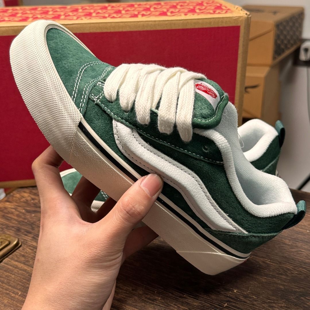 ダークグリーン スニーカー
