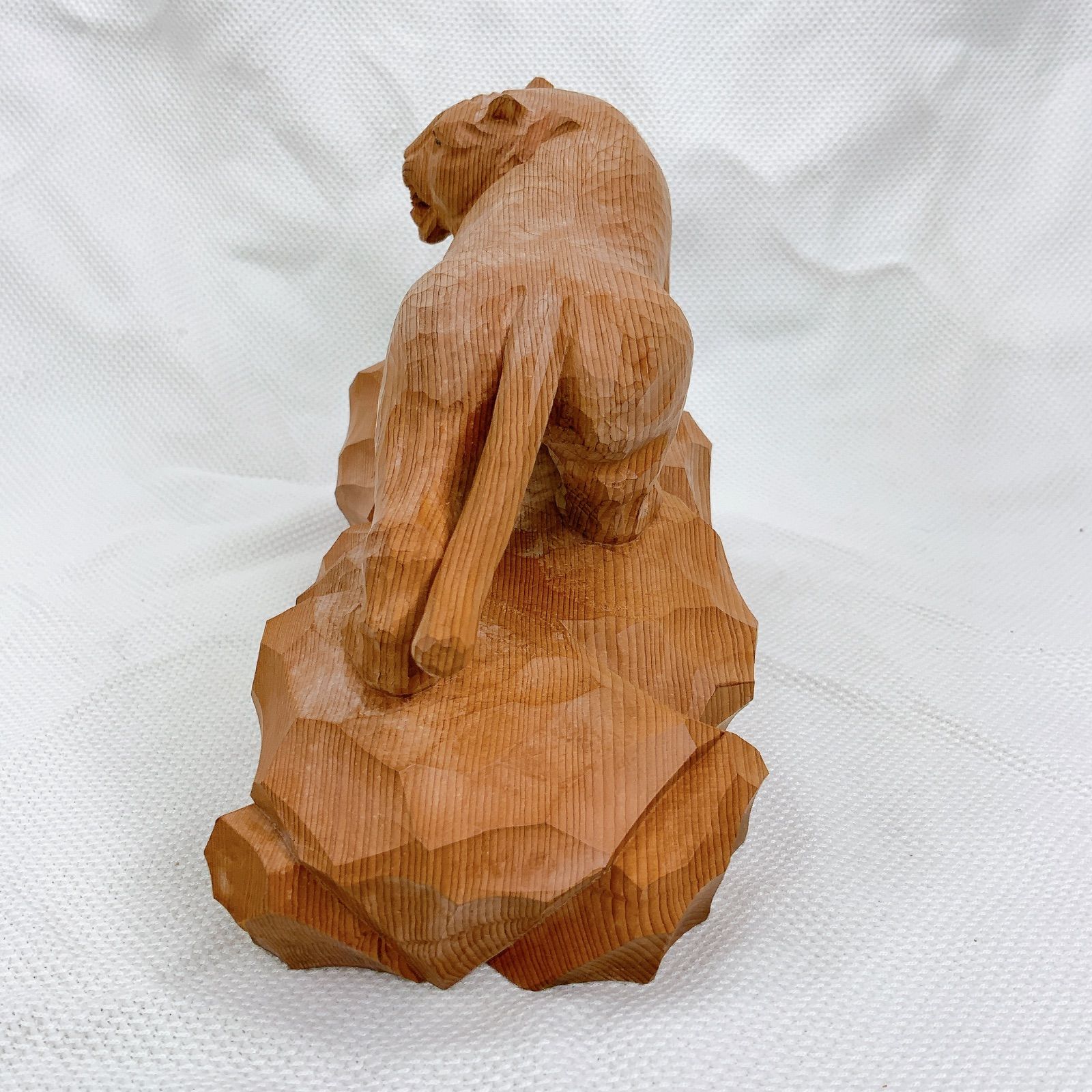 彫刻家 良之作 一刀彫 一位材 木彫 虎 寅 彫刻置物 箱あり ew