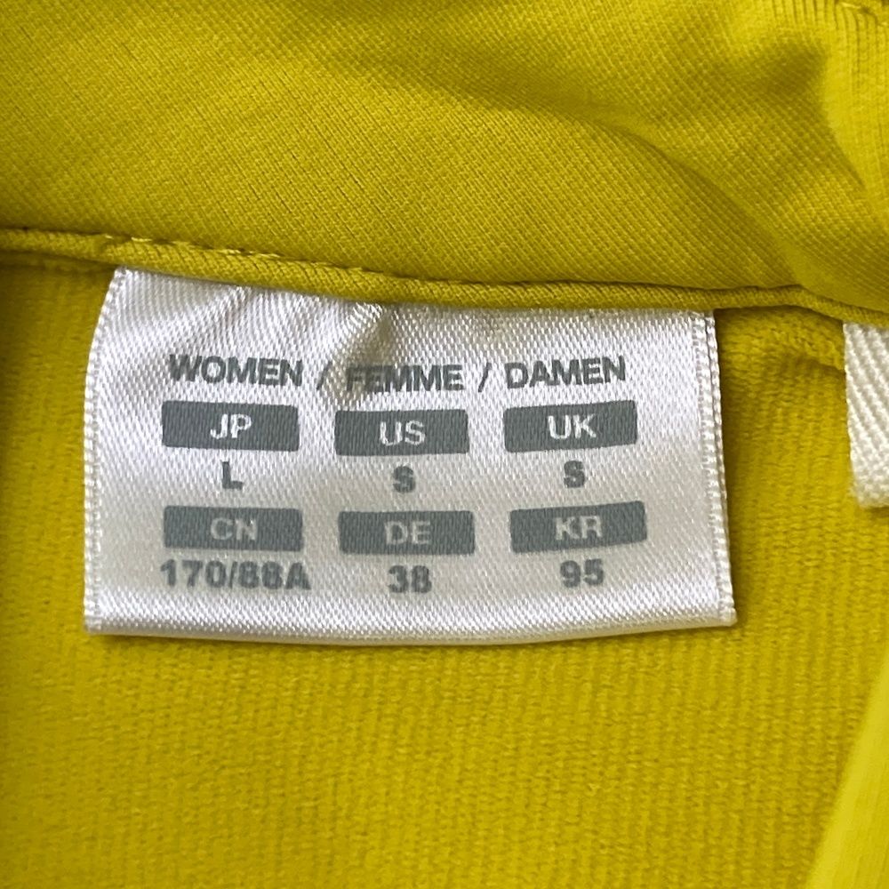 サイズ：L DESCENTE GOLF デサントゴルフ  襟付き 長袖Tシャツ  イエロー系 [240101484101] ゴルフウェア レディース ストスト サイズ：L DESCENTE GOLF デサントゴルフ 襟付き 長袖Tシャツ