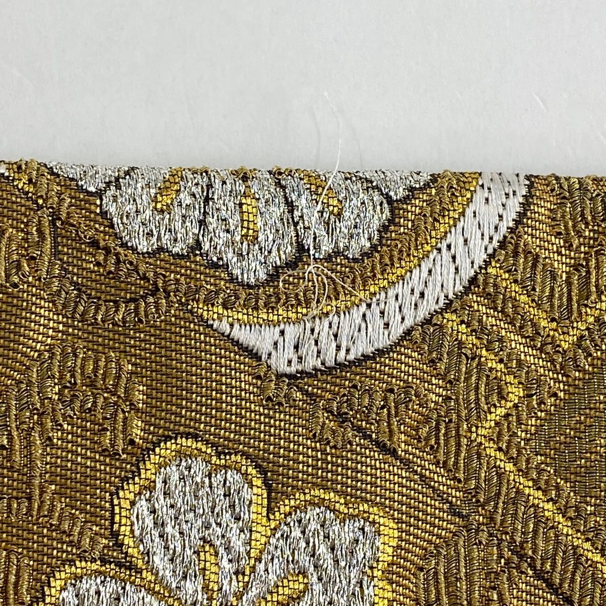 袋帯 美品 名品 花唐草 鳥 螺鈿箔 金銀糸 金色 お太鼓柄 正絹 【中古
